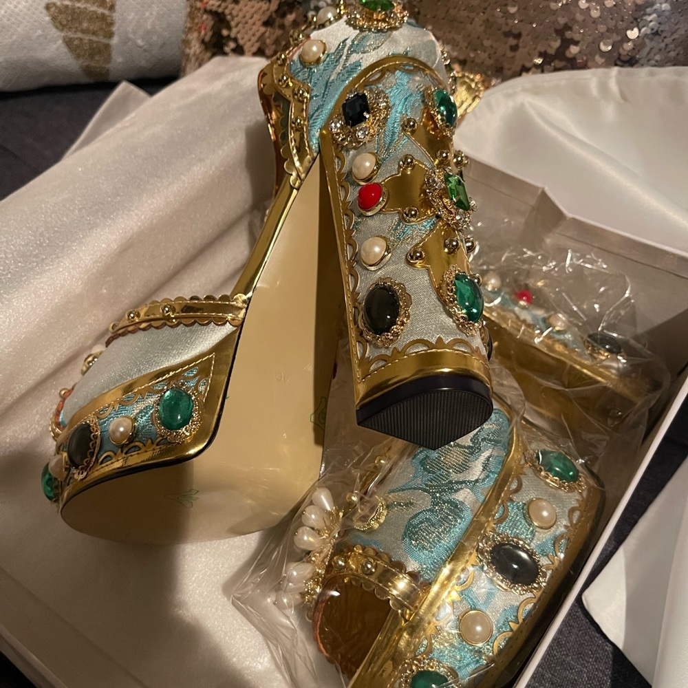 *** Brand New**** Embellished and Embroidered Women SIZE 9.5 Mary Jane platforms